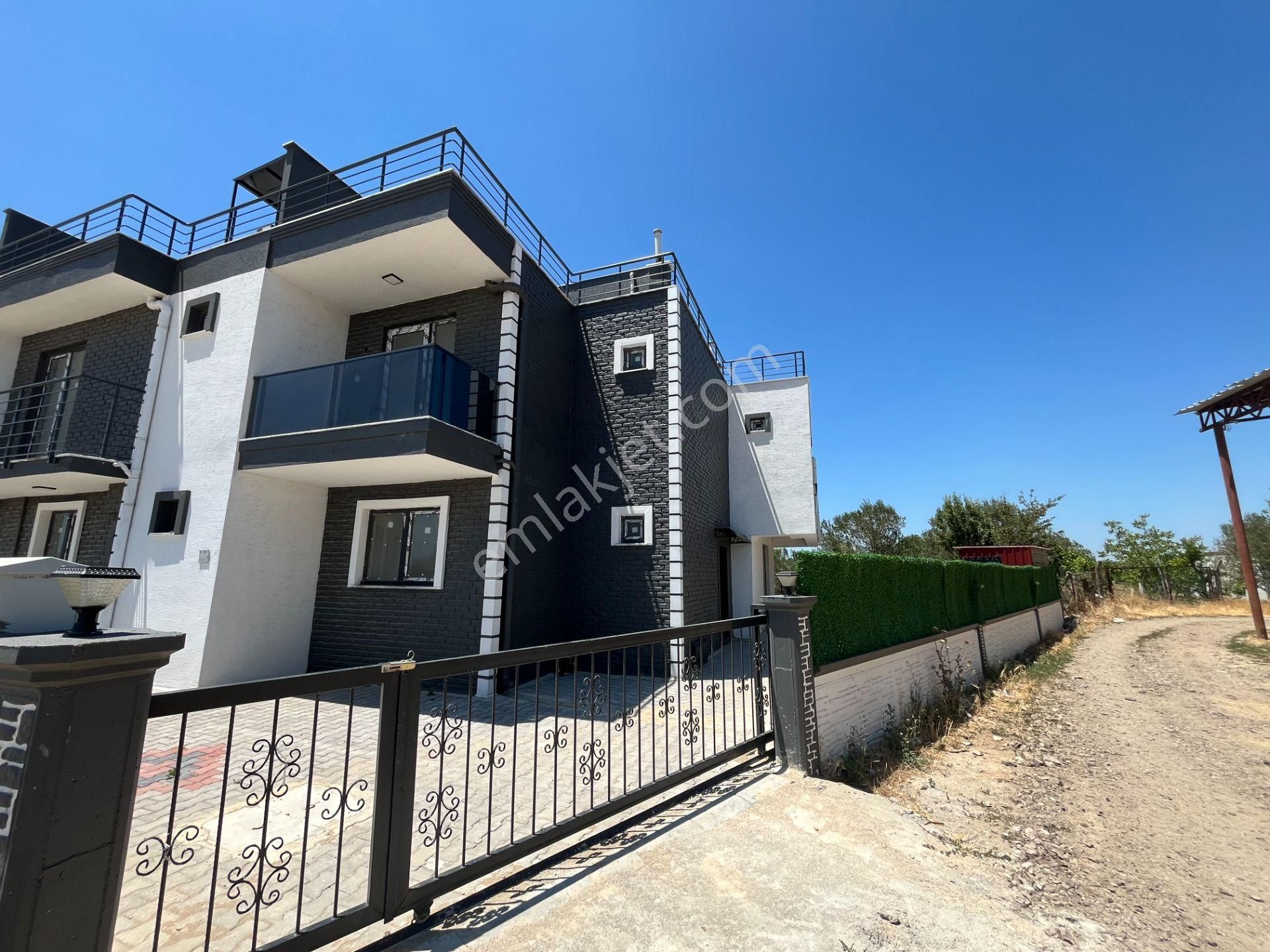 Kangırlı'da Boğaz Manzaralı Satılık Lüks Villa