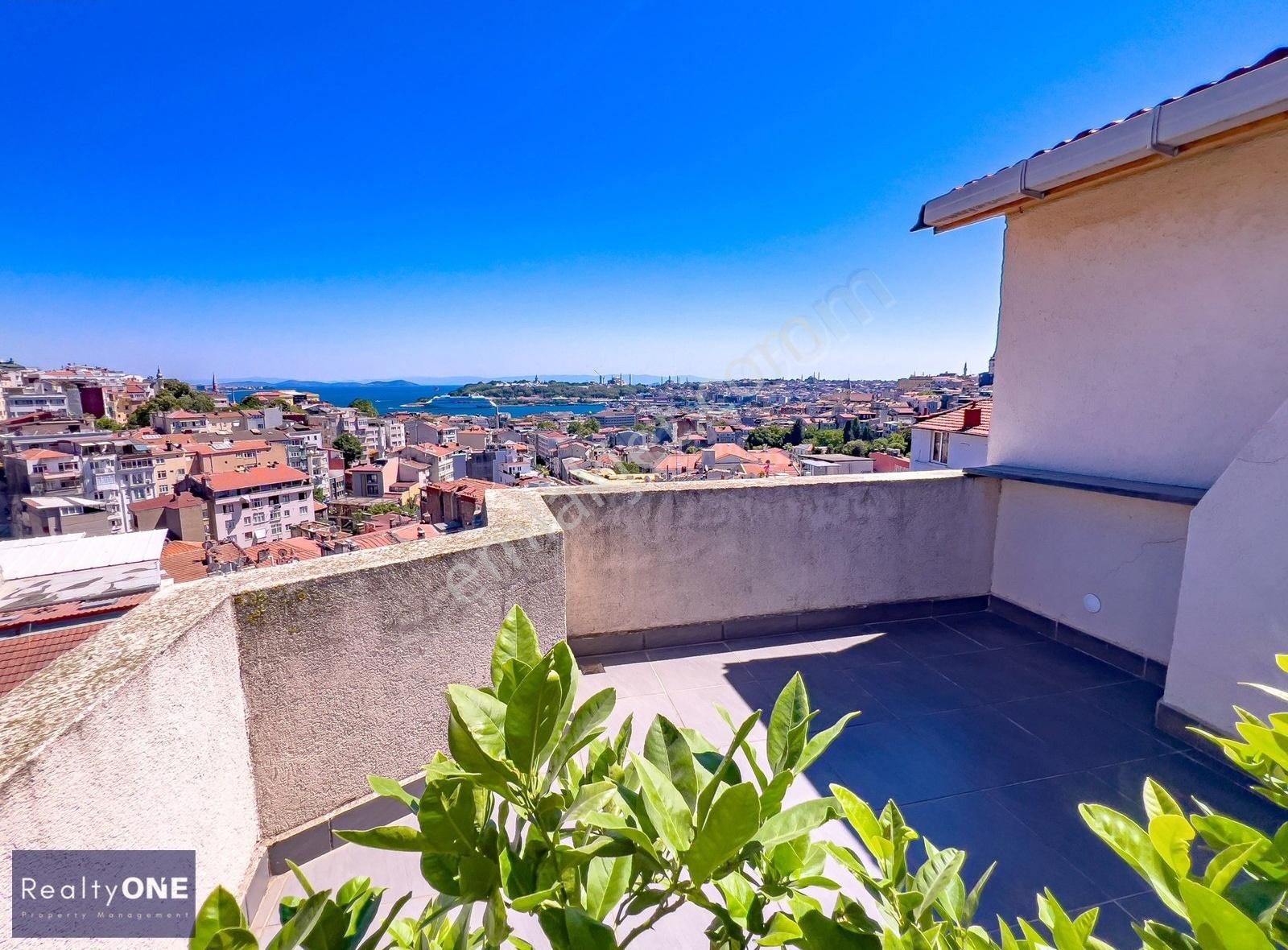 R-one Beyoğlu Deniz Manz. Balkonlu 80 M2 Satılık Daire-eng