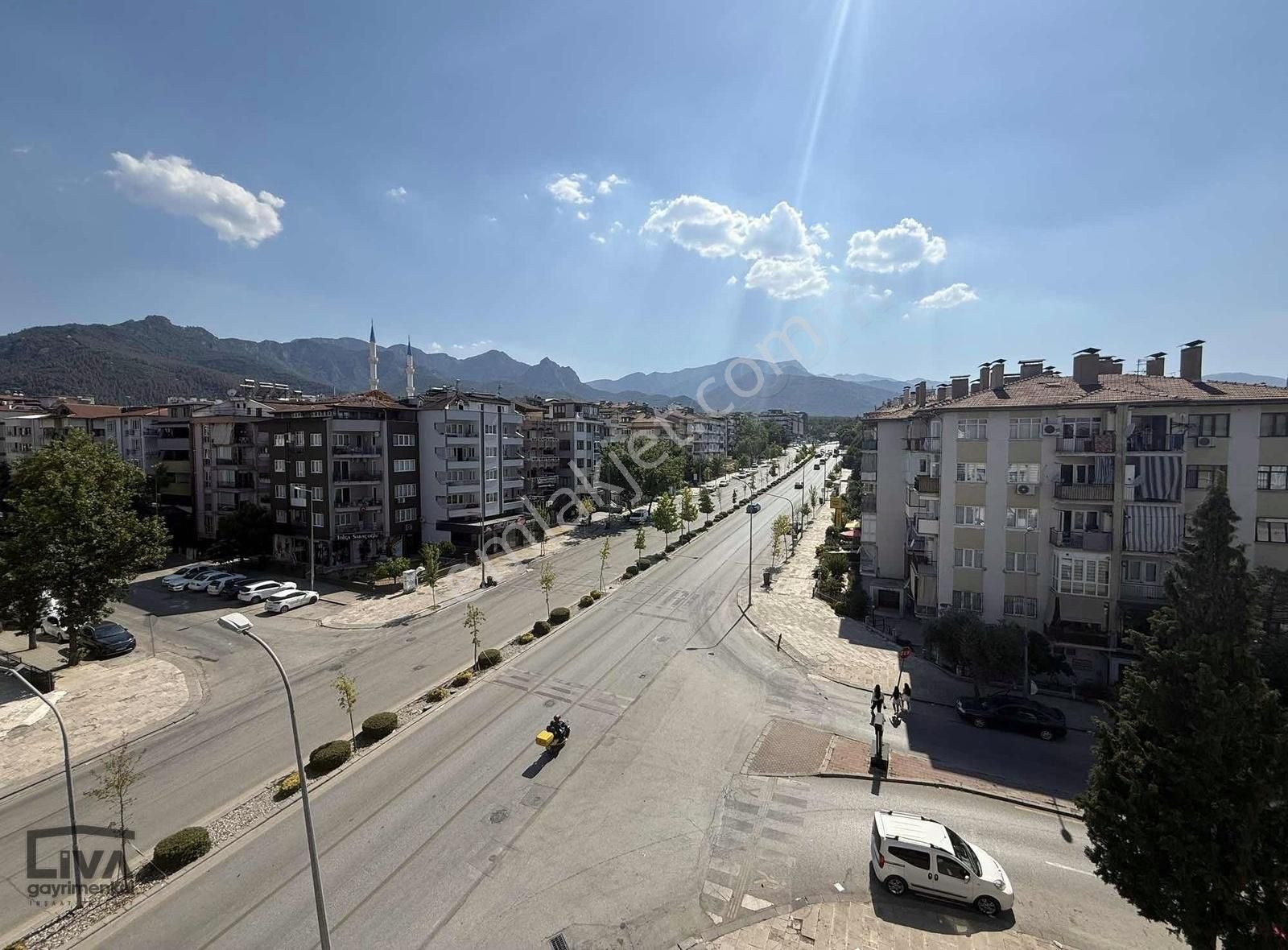 Liva'dan Ulus Caddesi Üzeri Forum Çamlığa 100 M Kiralık Ofis