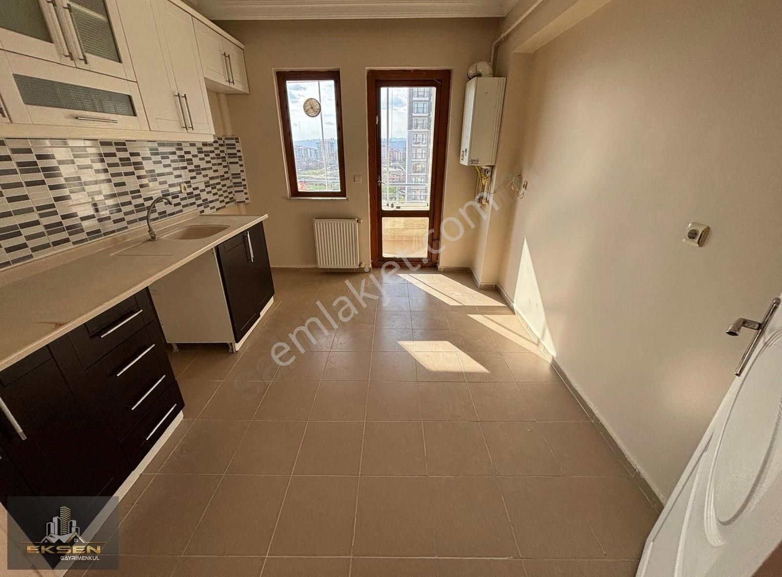Ulubey Mahallesin'de 3+1 Site İçerisin'de Satılık İskanlı Daire