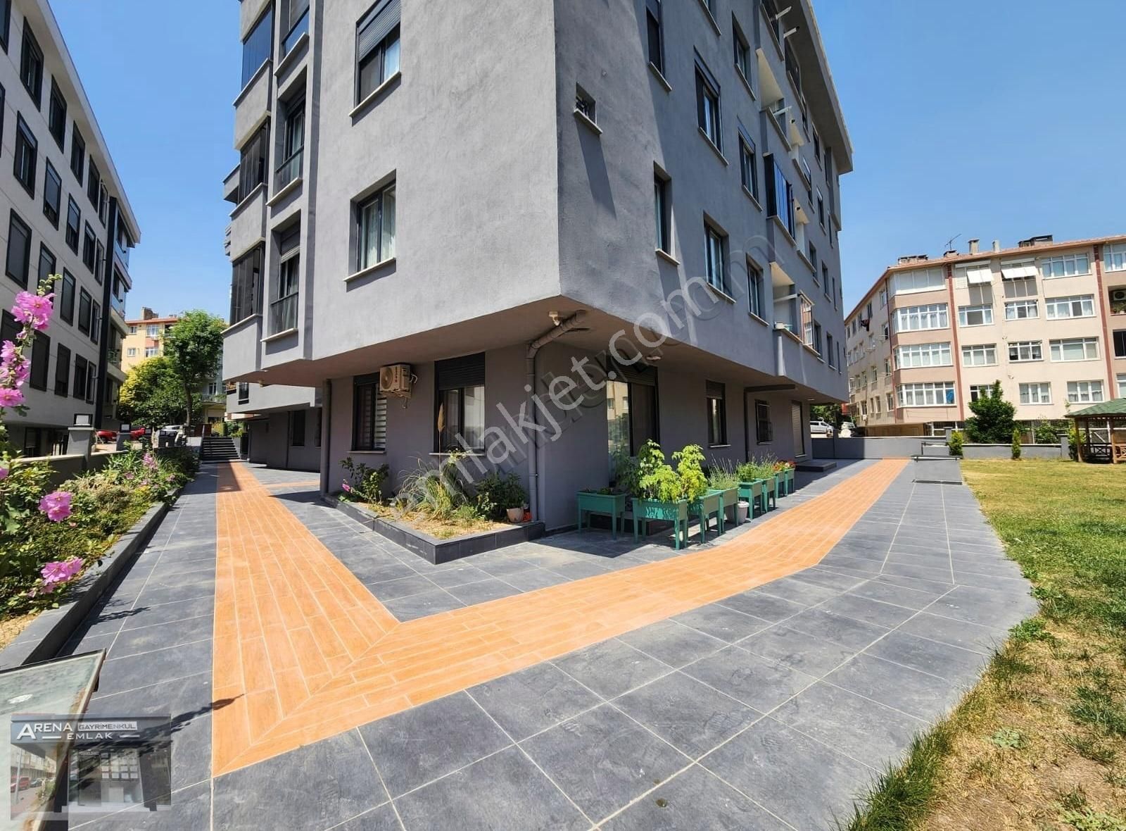 Bahçelievler Merkez Mah. Sıfır Binada 3+1 130m2 3. Ara Kat