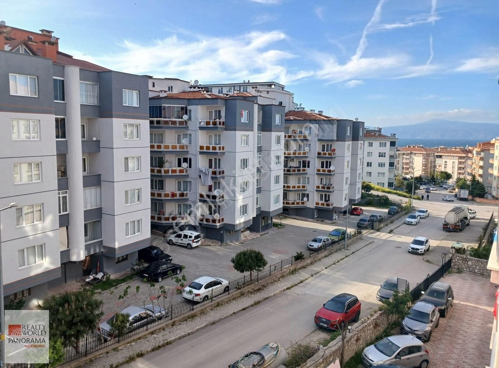 Güzelyalı Merkezde Site İçerisinde Düz Ayak 3+1 Satılık Daire