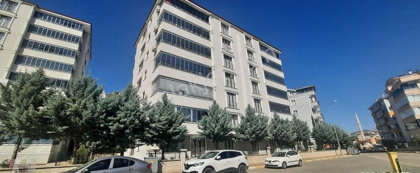 Karşıyaka Mahallesi Selime Harun Sitesinde Satılık 4+1 Daire