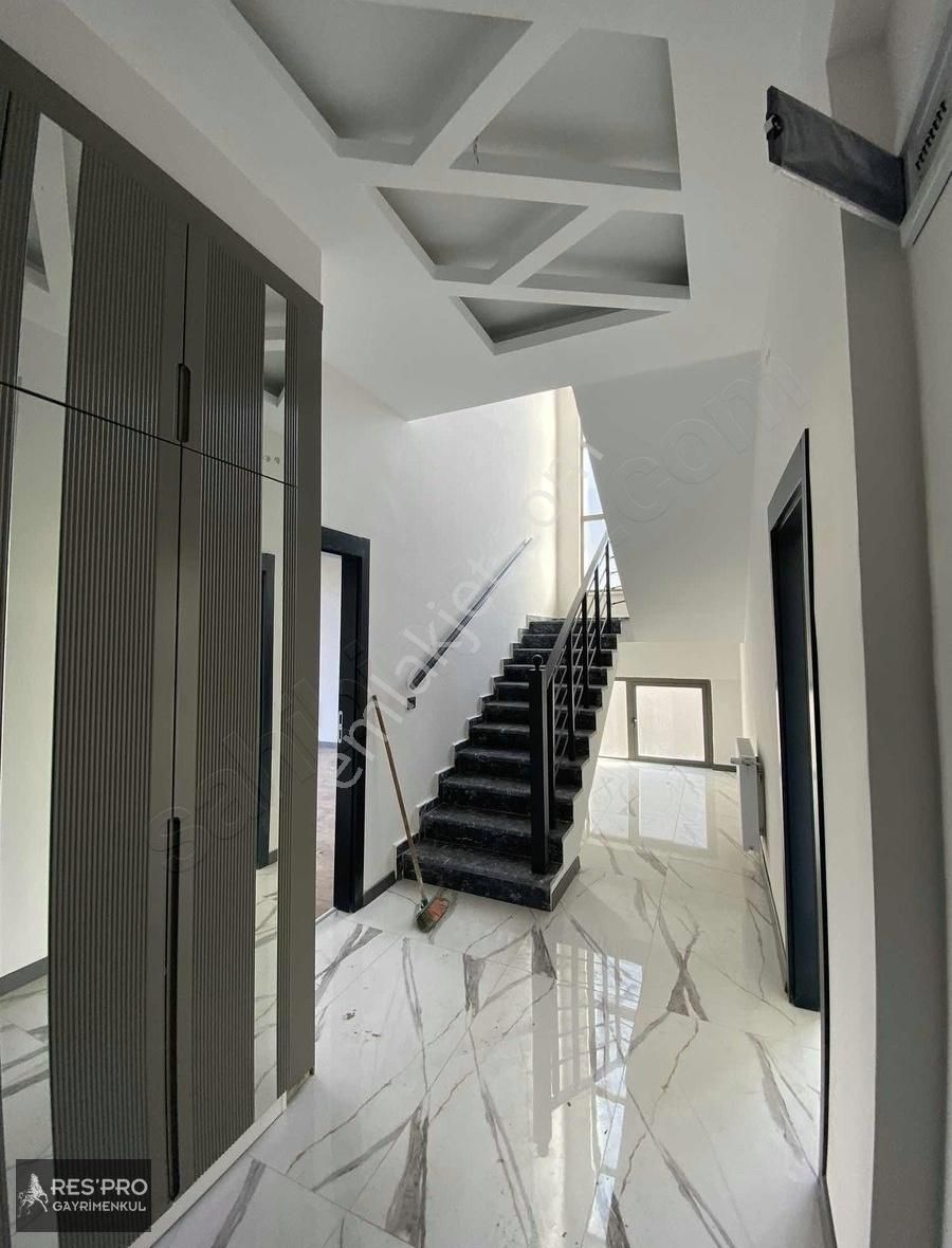 Respro Dan Eğribucak Cadde Üstü Satılık Villa - Görsel 2