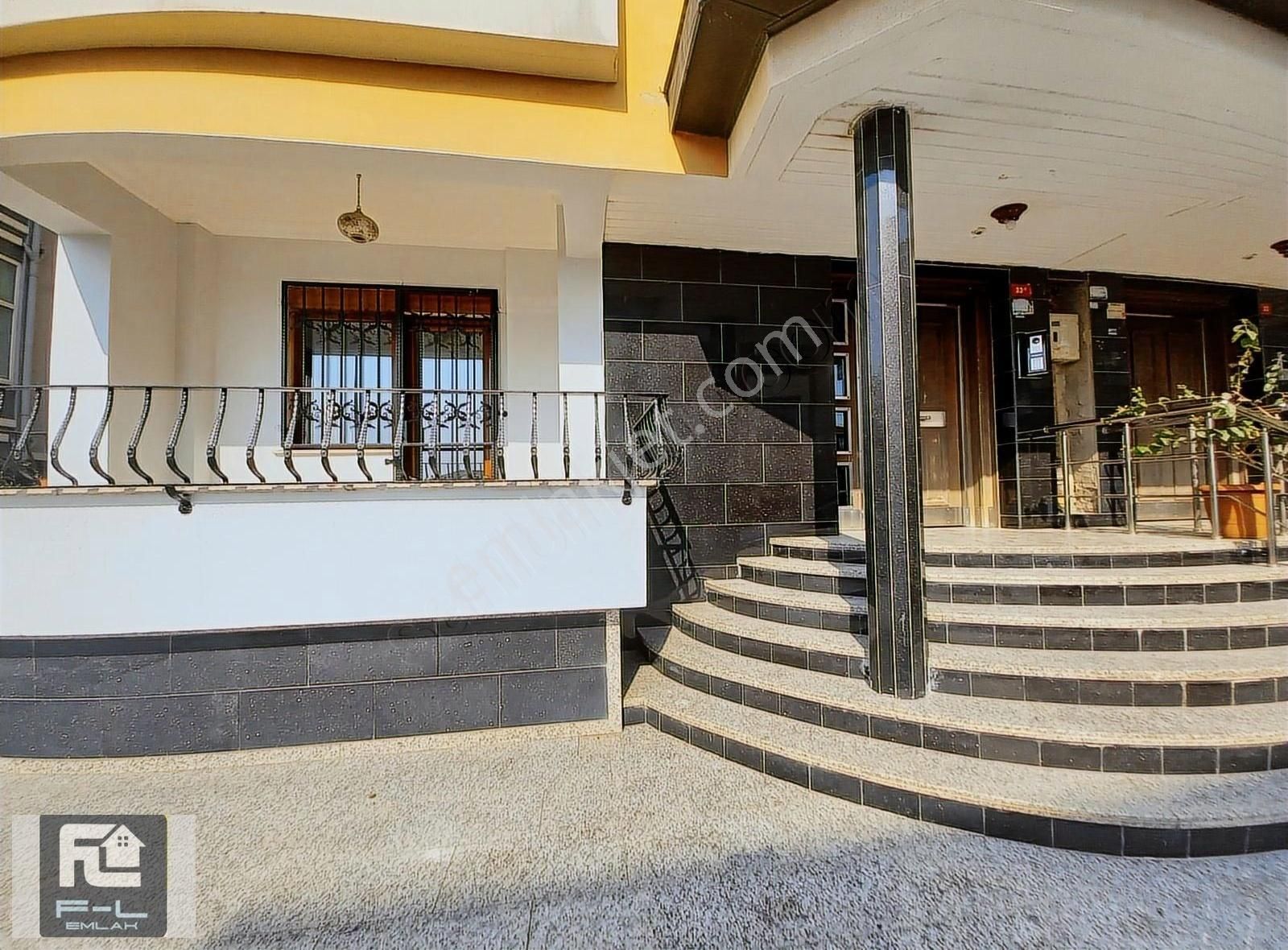 F-l Emlaktan Ferahta Çamlıca Cami Yakını 200 M2 3+1 Çok Geniş!