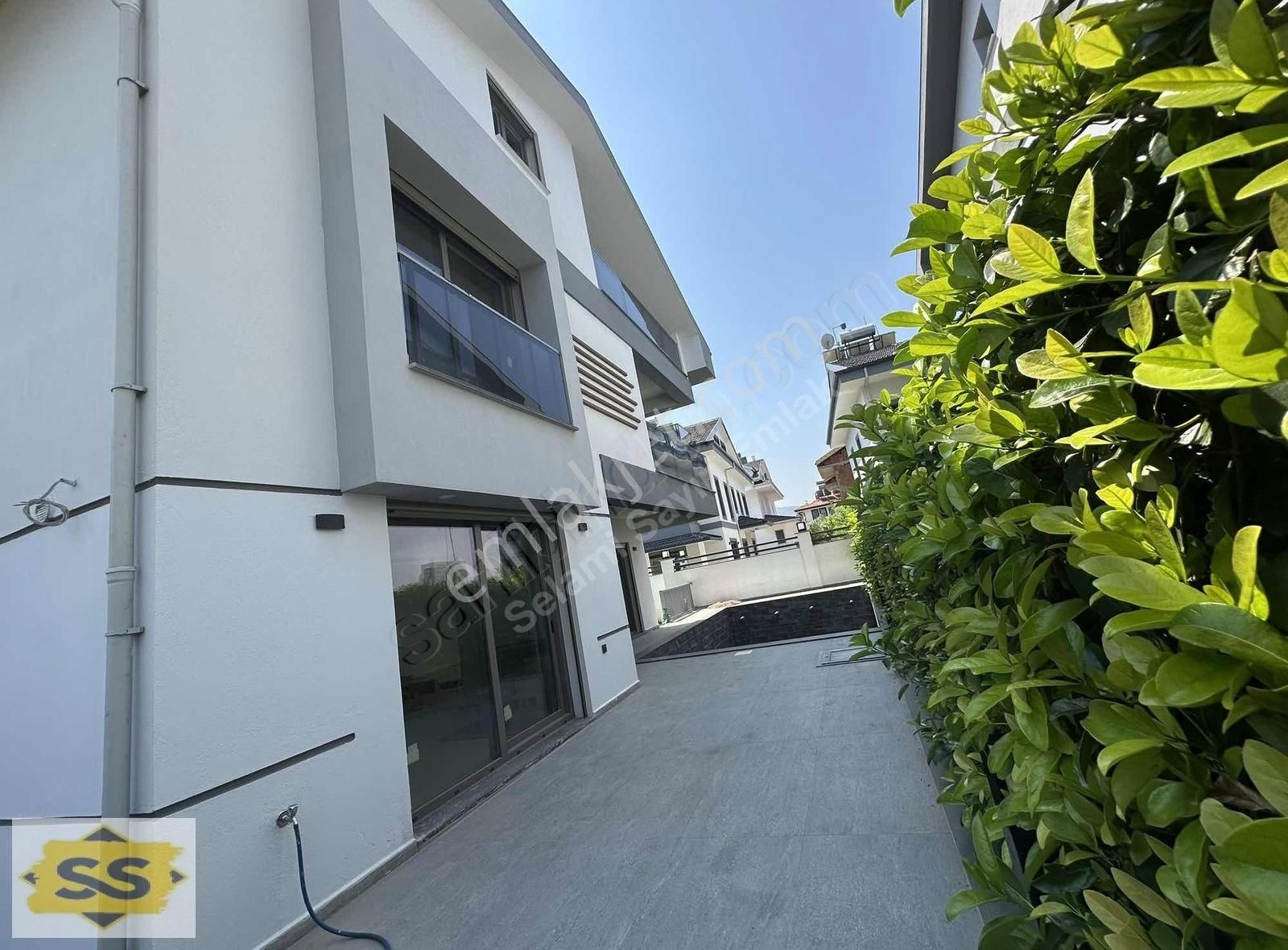 4+1 Bataşında Havuzlu Müstakil Villa