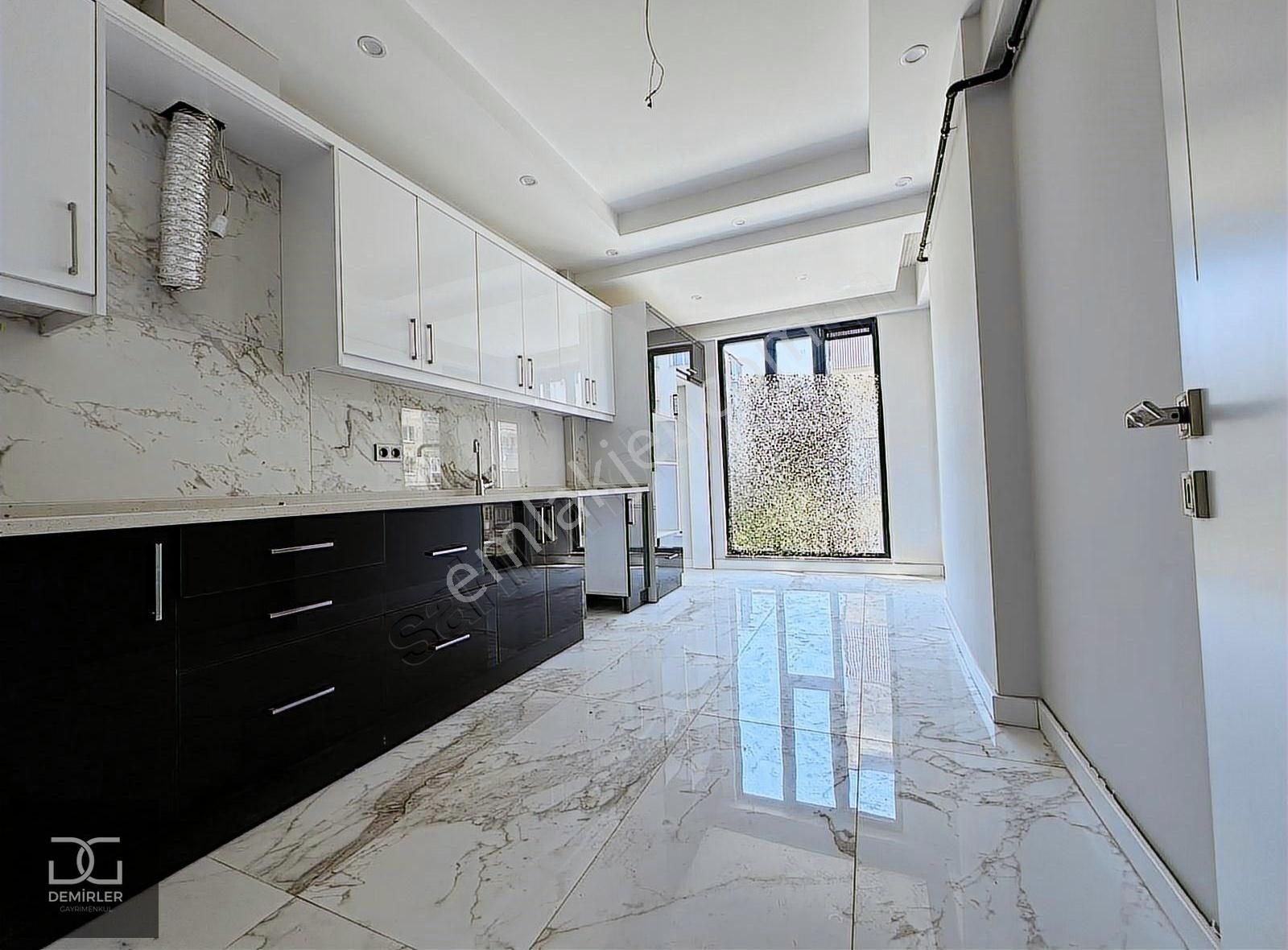 Demirler'den Karahasanlı'da Giyinme Odalı Arakat Sıfır 3+1