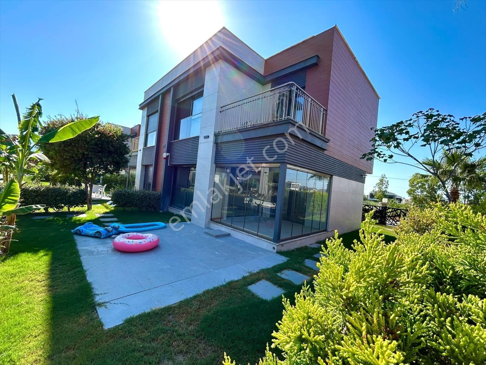 Kuşadası Güzelçamlı'da Yolun Altında 3+1 Havuzlu
