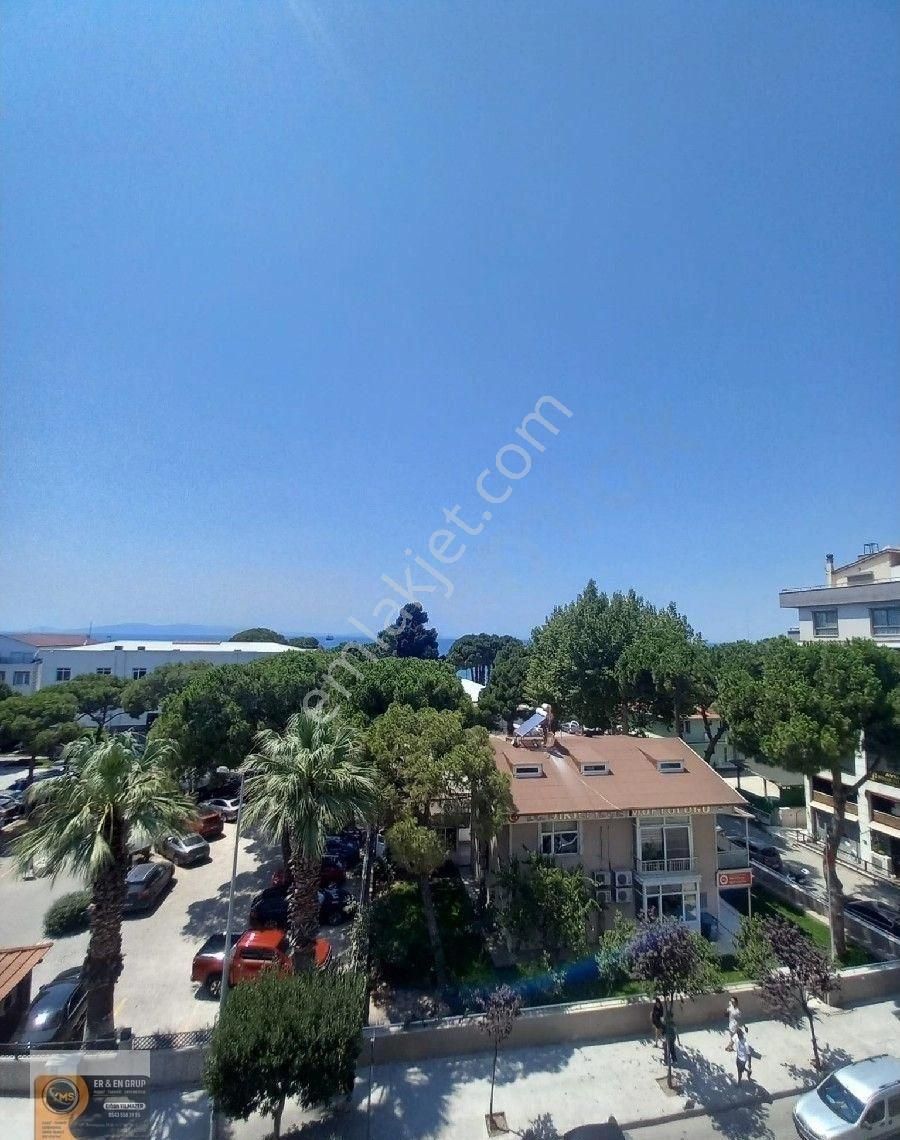 Dikili İsmetpaşa Mahallesi Merkez Ana Cadde Üzeri Kaymakamlık Karşısında Mutfak Ayrı 2+1 Satılık