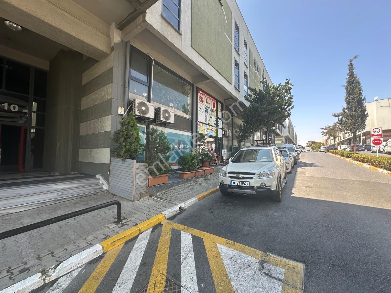Tekstilkent Emlak'tan Cadde'de Cephesi Açılmış 150 M2 İş Yeri