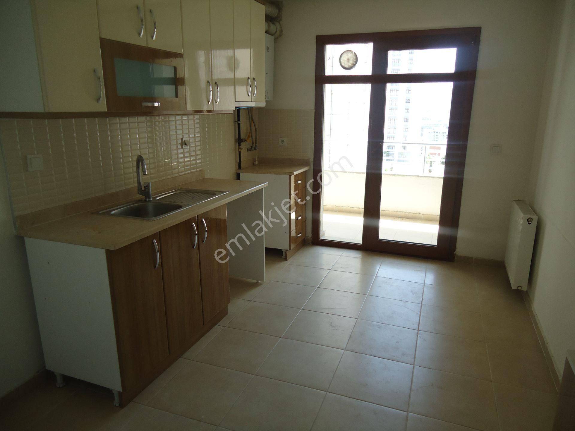 Krc'den Uzun Bloklarda Manzaralı Katta Kiralık 3+1 Daire