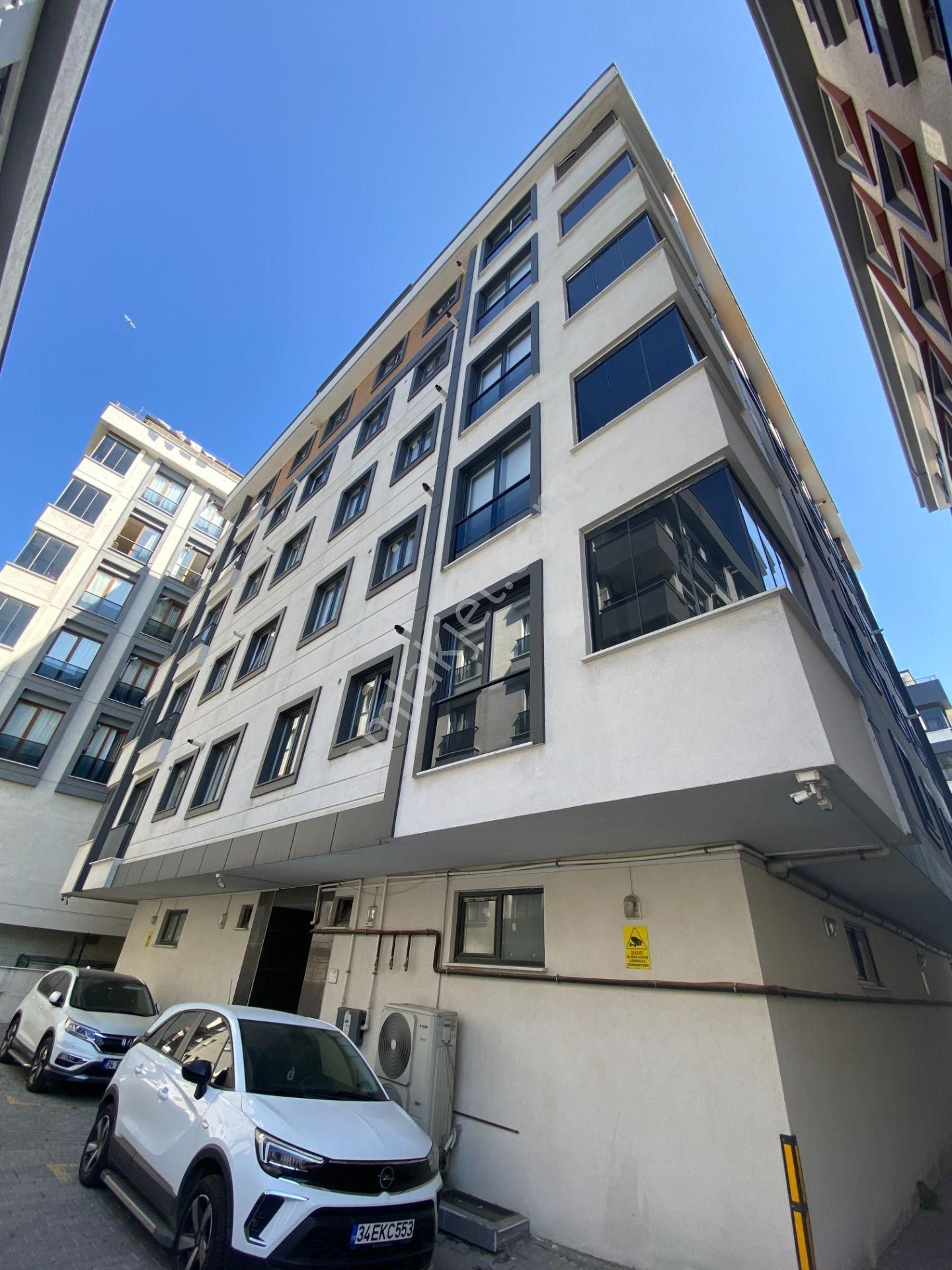 Lidya Emlak'tan Reşitpaşa Cadde Üstü 2+1 90m2 Otoparklı Daire