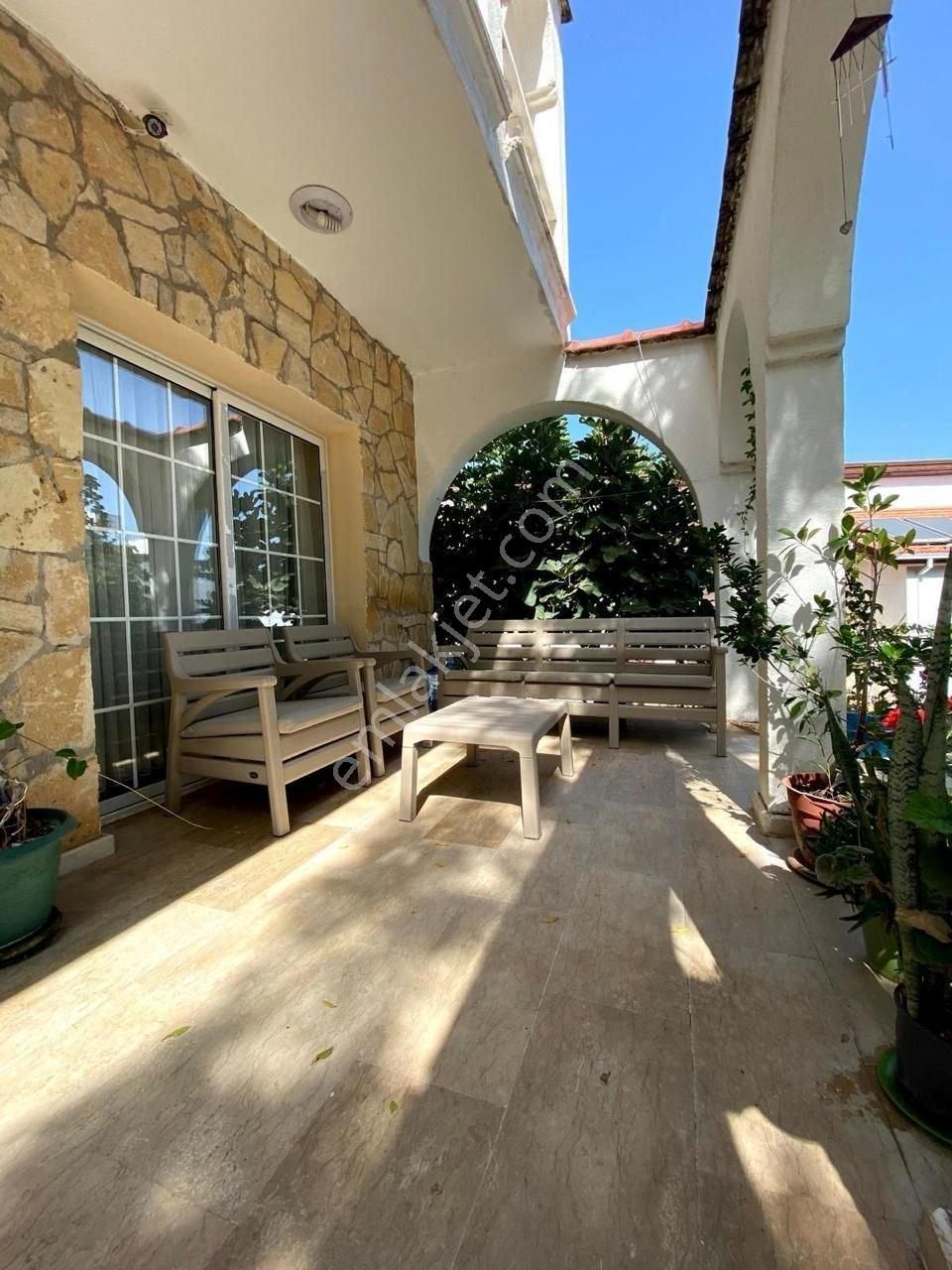 Girne Lapta Bölgesinde Satılık Eşdeğer Koçanlı Büyük Bahçeli 3+1 Duplexs Villa