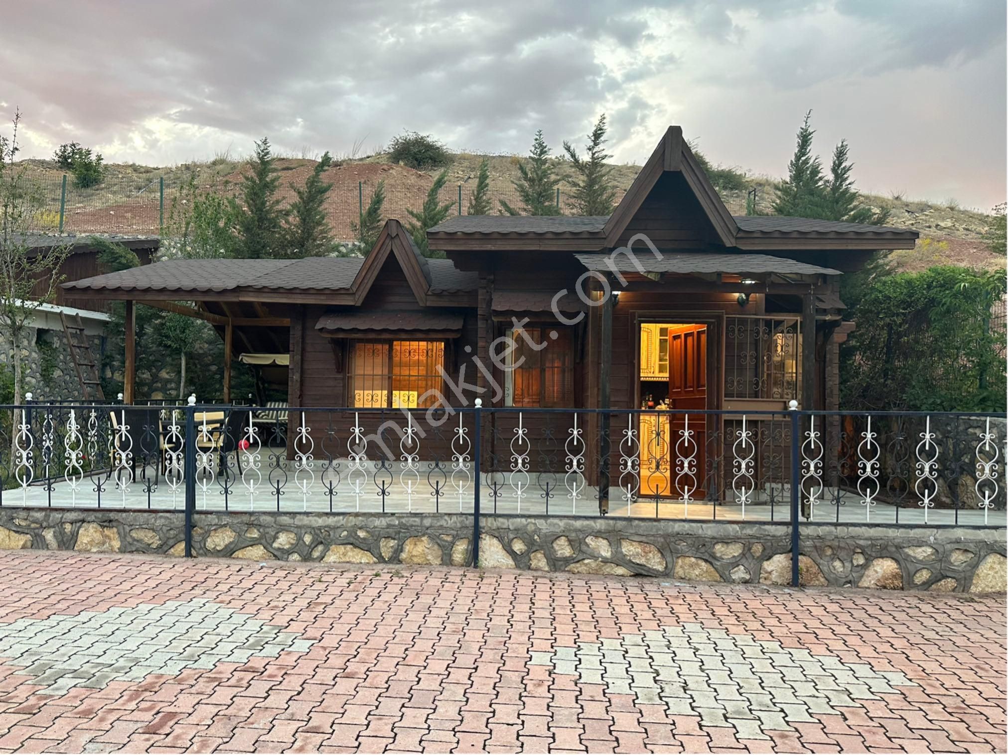 Yeşilyurt Gündüzbey’de 1475m2 Satılık Bahçe Ve 1+1 Bungalov
