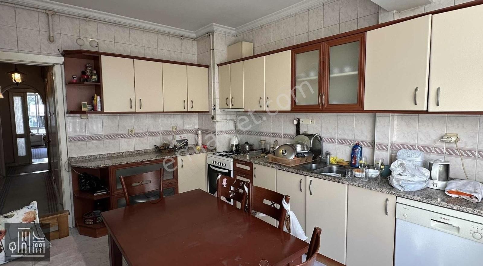 Göztepe Stad Yakını Köşe Binada Geniş 2+1 120m2 Arakat Otoparklı