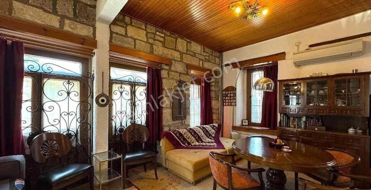 Foça Merkezde Tarihi Tescilli Taş Ev ;butik Konsept,özgün Mimari - Görsel 18