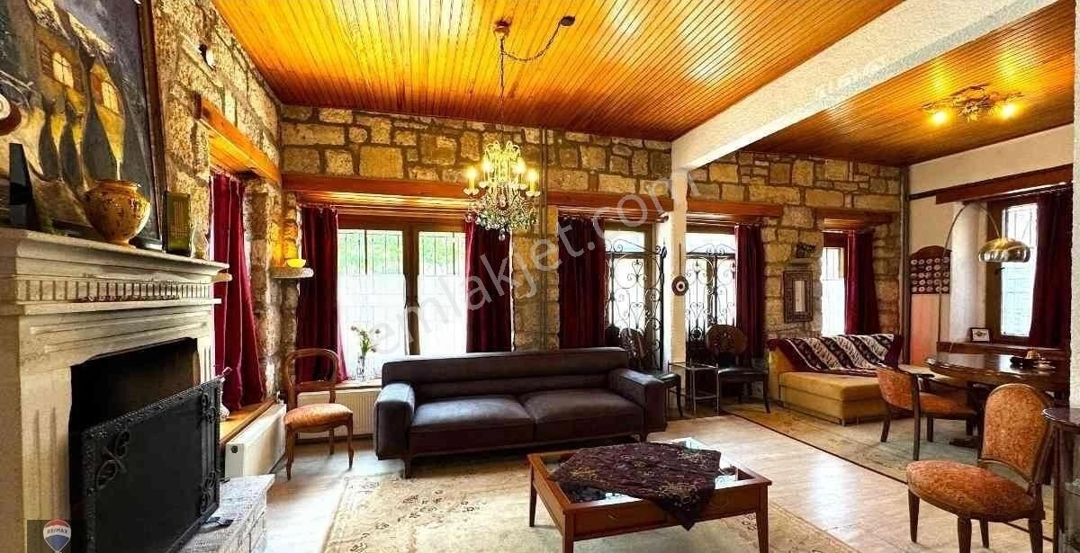 Foça Merkezde Tarihi Tescilli Taş Ev ;butik Konsept,özgün Mimari - Görsel 16