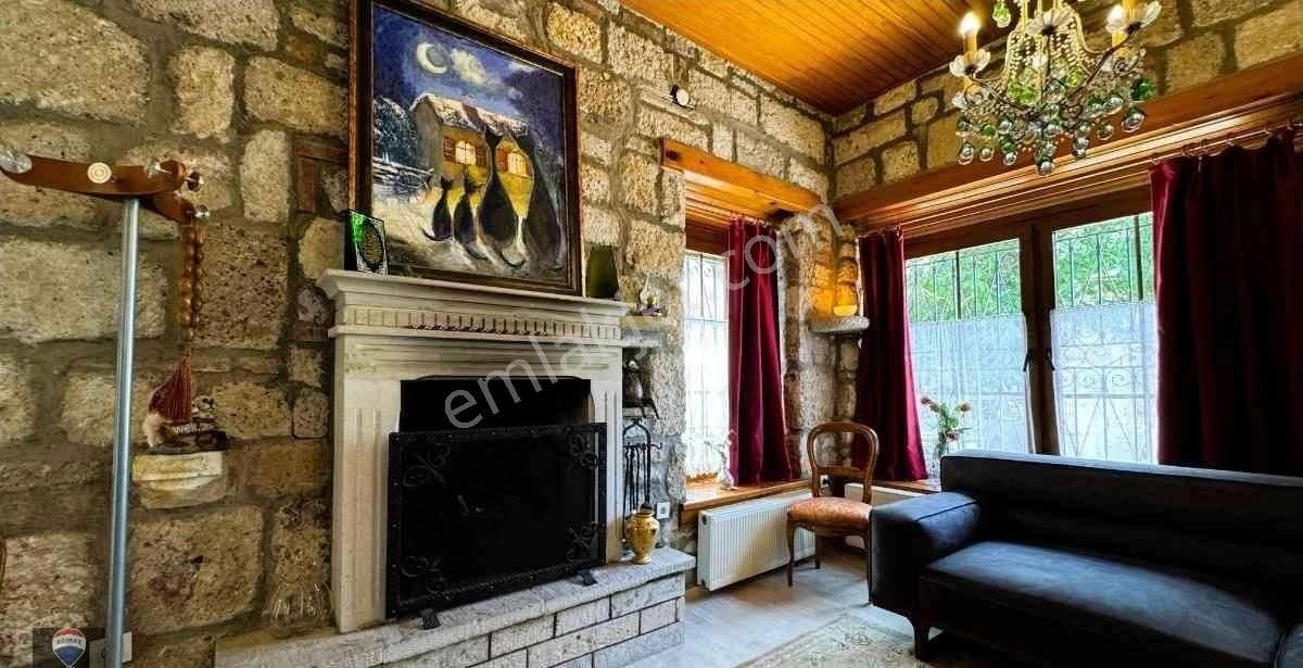 Foça Merkezde Tarihi Tescilli Taş Ev ;butik Konsept,özgün Mimari - Görsel 24