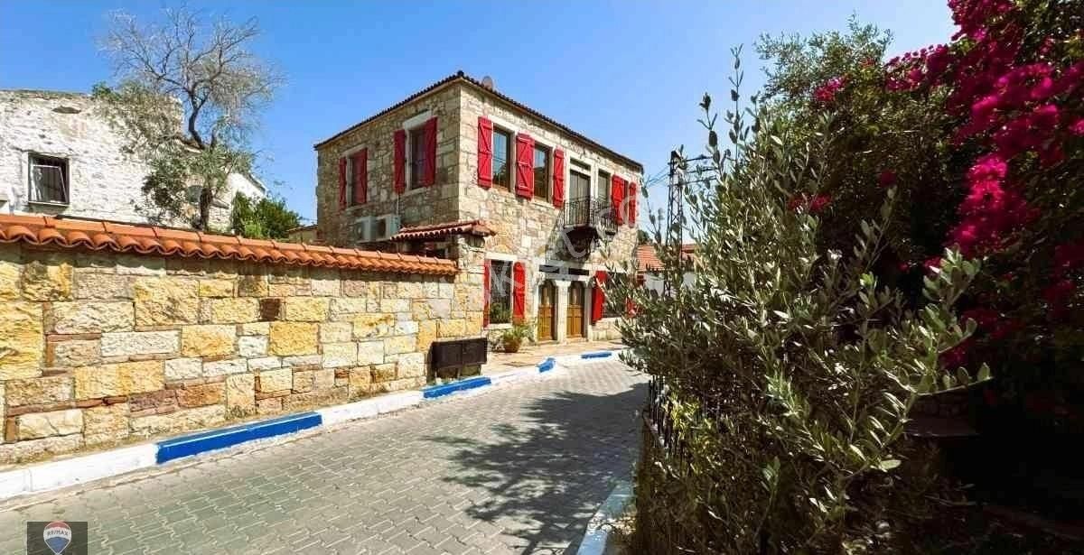 Foça'da Tescıllı Tarıhı Taş Ev-'yani'nin Fırını' Şımdı Satılık