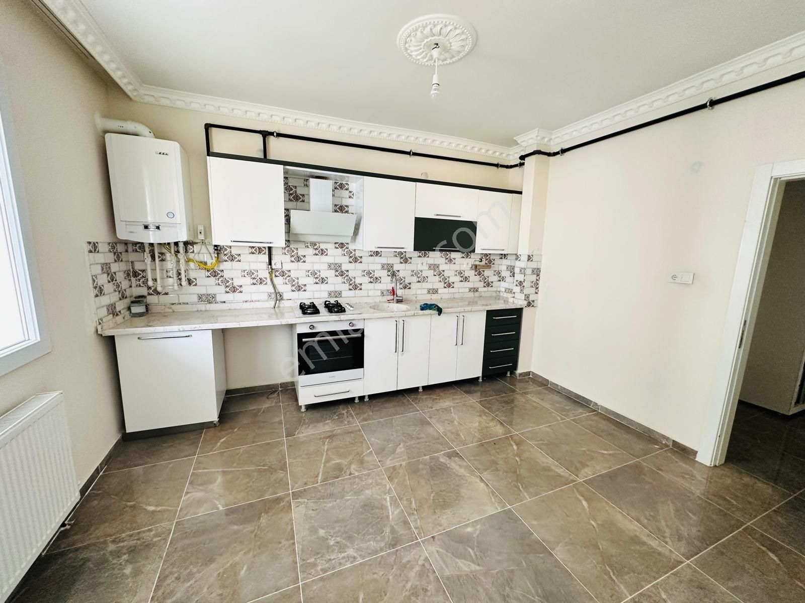 Dinç Emlaktan Kiralık 2+1 Daire Ana Cadde Konumlu