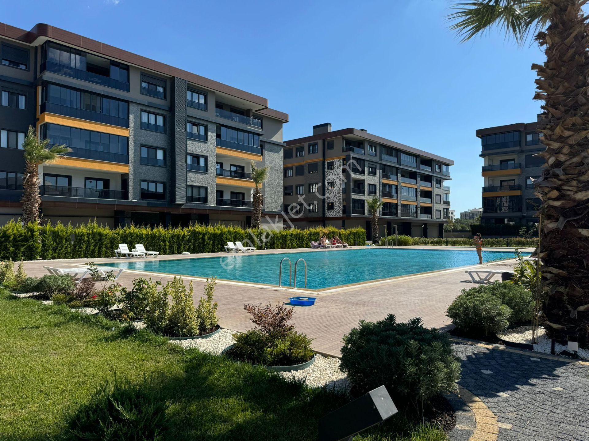 Burhaniye Ören'de, Havuzlu,tenis Kortlu,sitede,lüks Eşyalı 1+1