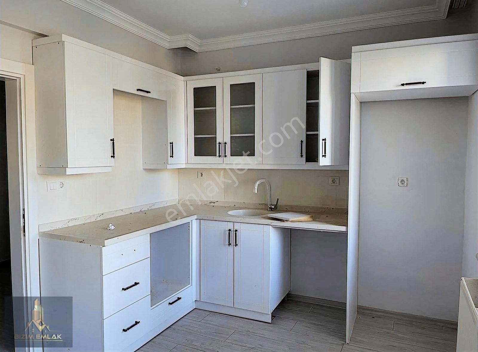 Temel Emlaktan Sıfır Yapılı İyi Konum 3+1 Kiralık Daire