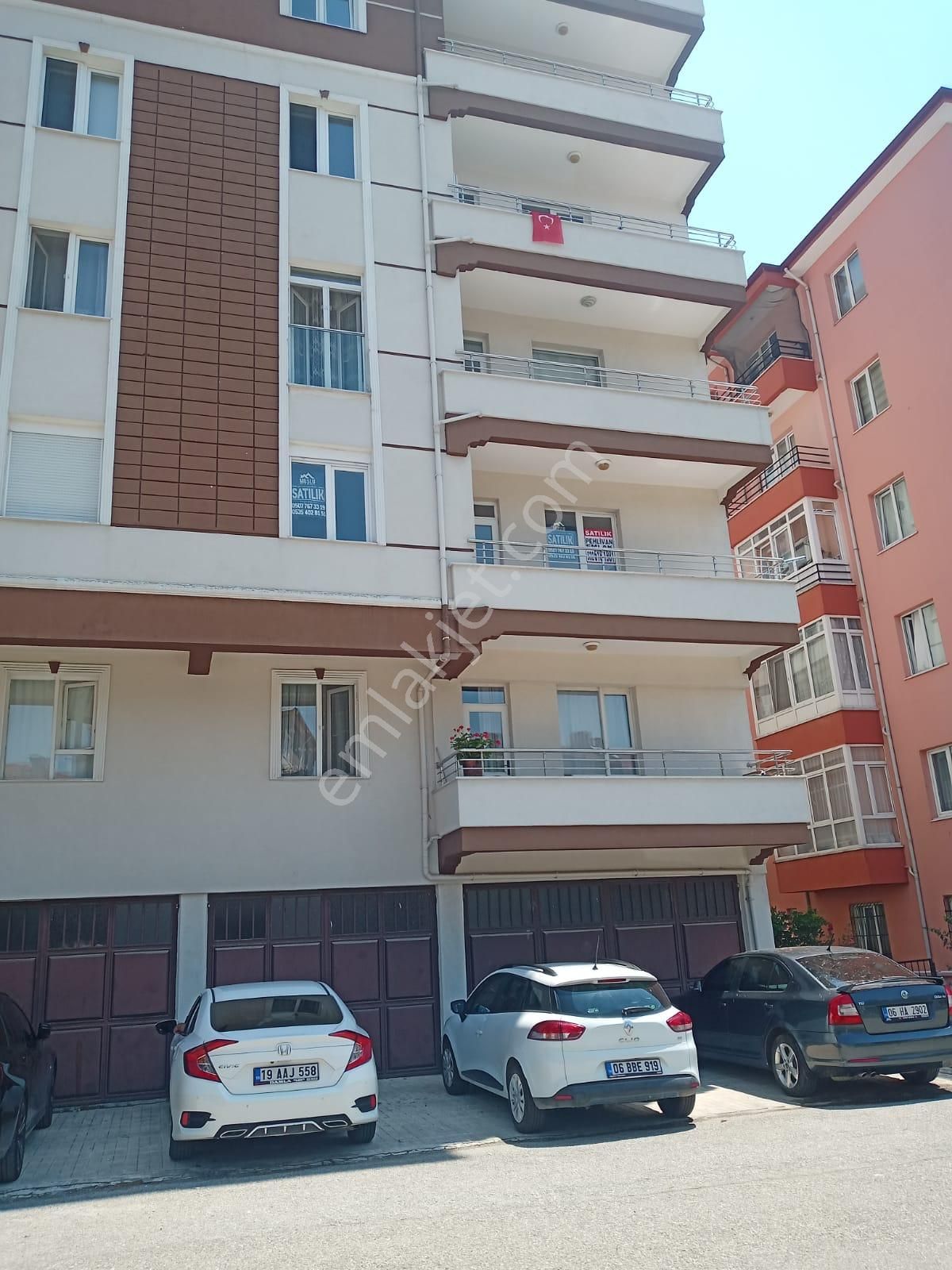 Çorum Pehlivan Emlaktan Eşref Hoca Caddesinde Temiz Bakımlı Satılık 4+1 Daire
