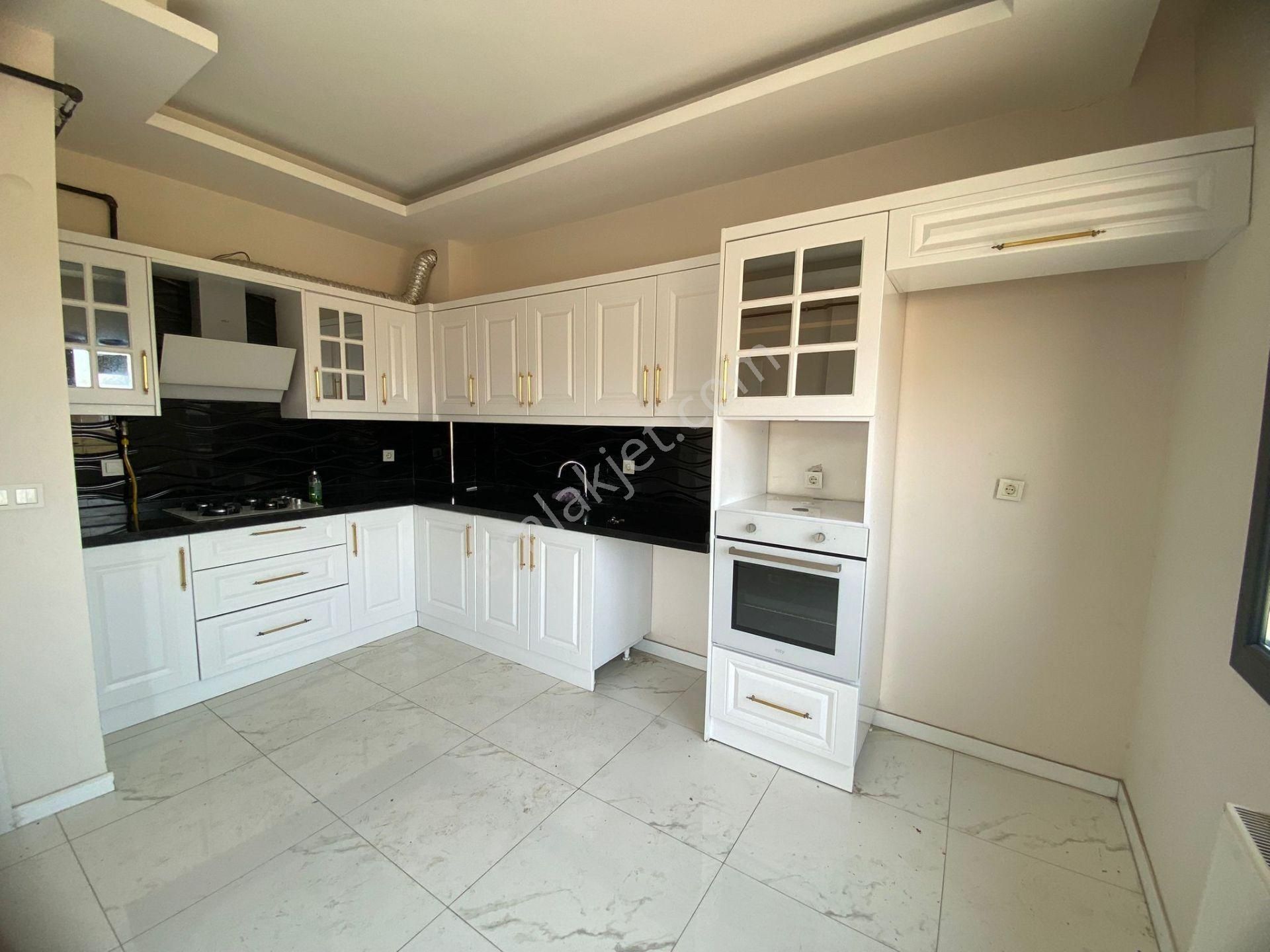 Turgutlu Kiralık Dublex Ergenekon Mah 250m2 4.5+1 Oda Teraslı Asansörlü Otoparklı 4. Kat