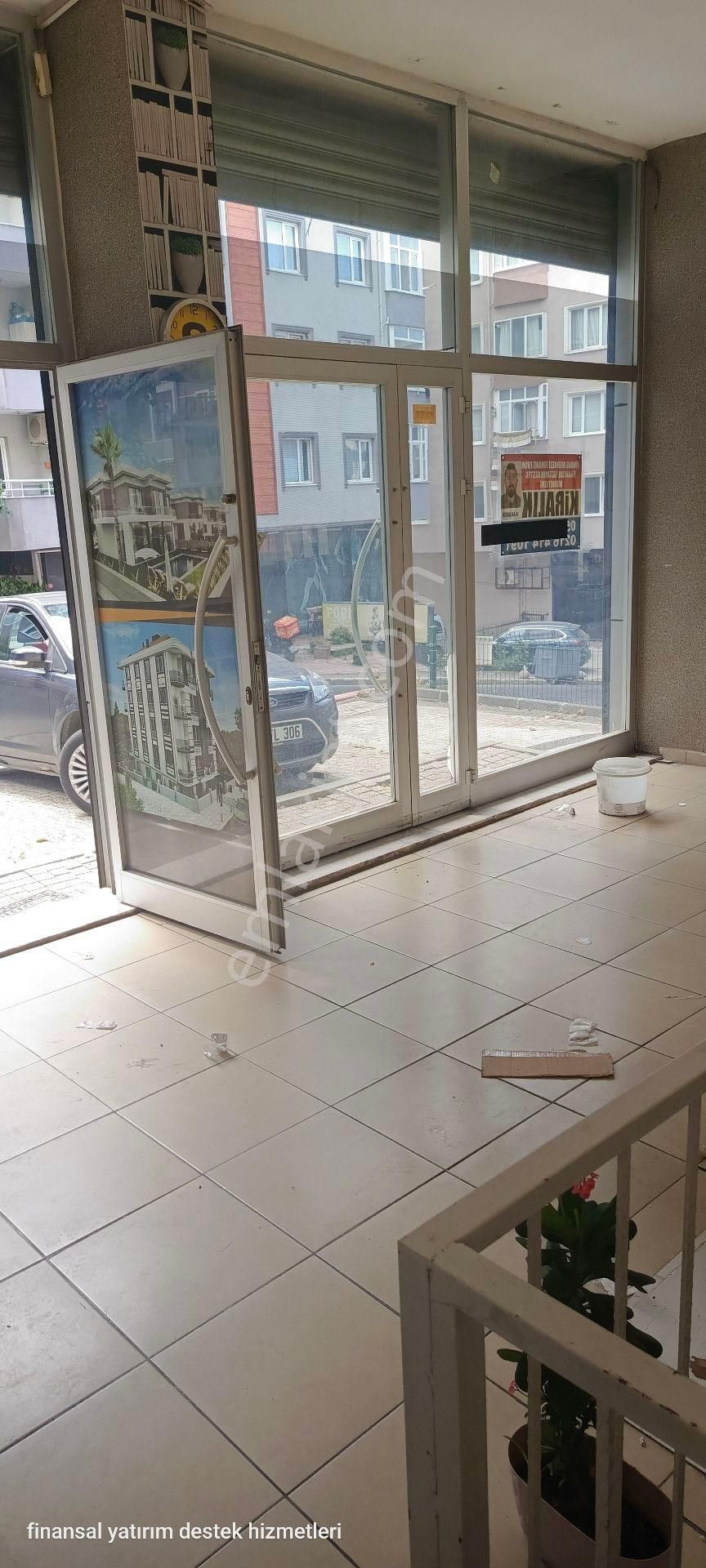 Ümraniye Tepeüstü Altınşehir Tavukçuyolu Caddesi Üzerinde Düz Griş Kiralık Dükkan Mutfak Lı Wc Li
