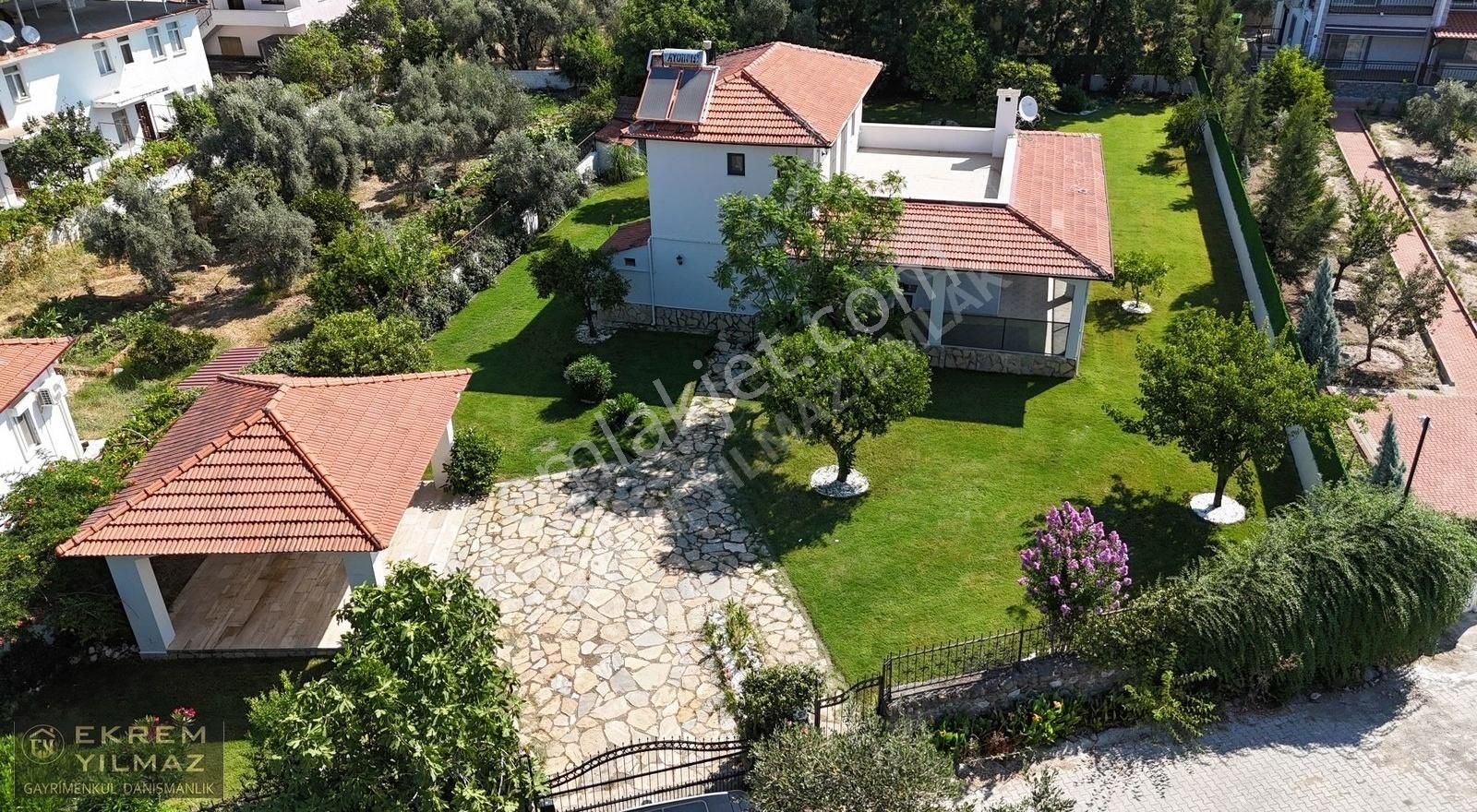 Toparlar Mah'de 3+1 Havuzlu Müsatkil Villa