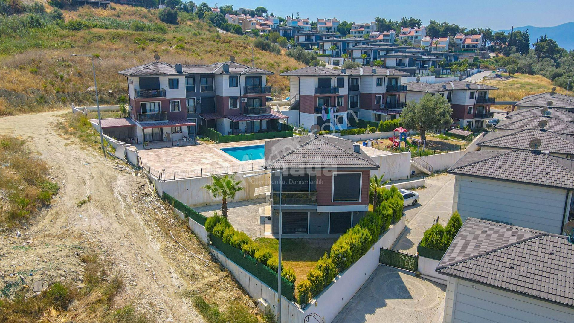 Kuşadası Soğucak'ta Deniz Manzaralı Satılık Fırsat 4+1 Villa