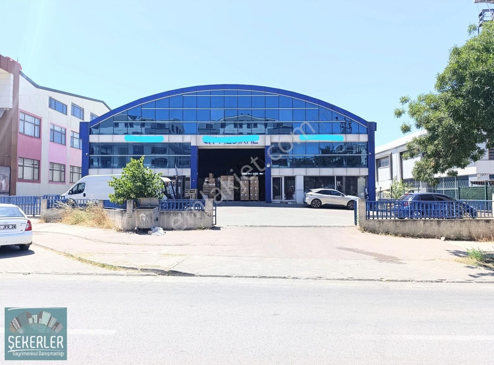 Şekerlerden Demirci Ana Cadde Üzerinde 2 Katlı 2500 M2 İş Yeri