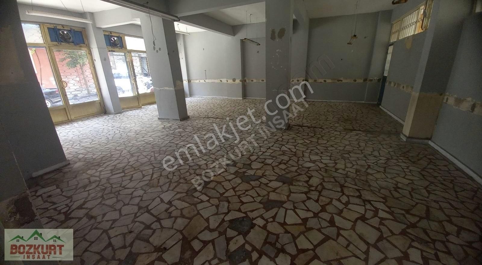 İstoca Yakın Kamyon Yaklaşır Duz Girişli 120 M Dükkan