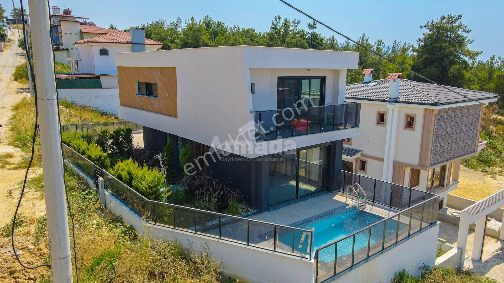 Kuşadası Soğucak'ta Harika 5+1 Satılık Villa