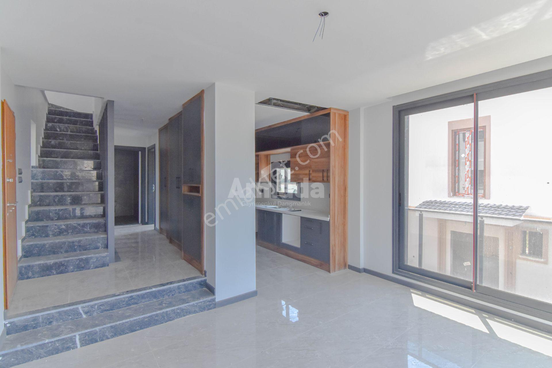Kuşadası Soğucak'ta Harika 5+1 Satılık Villa - Görsel 2