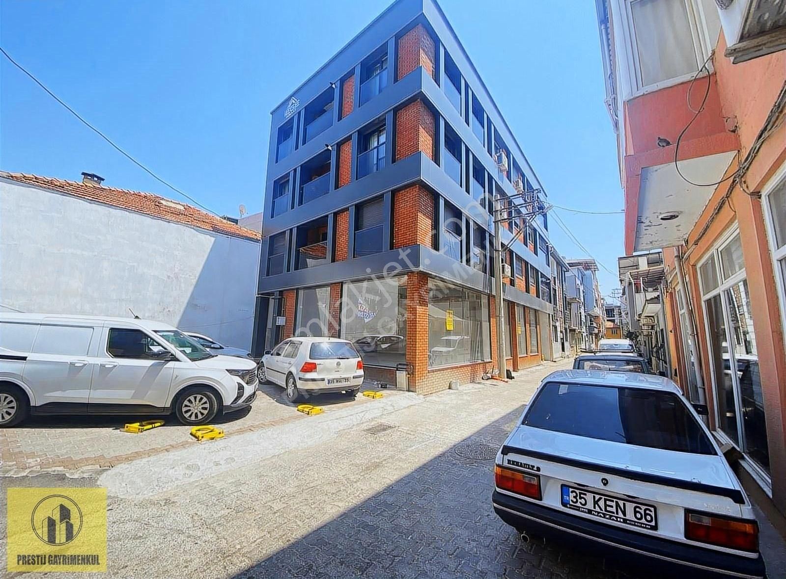 Bornovada Her İş Koluna Uygun Köşe Konumlu 108 M2 Kiralık İşyeri