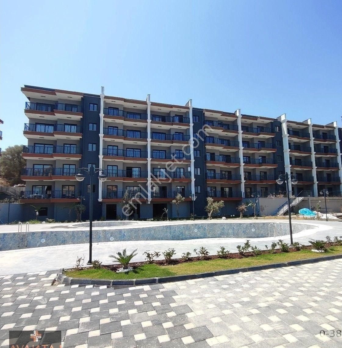 Kuşadası'nda Merkezi Konumda Havuzlu Sitede Sıfır 2+1 Daire