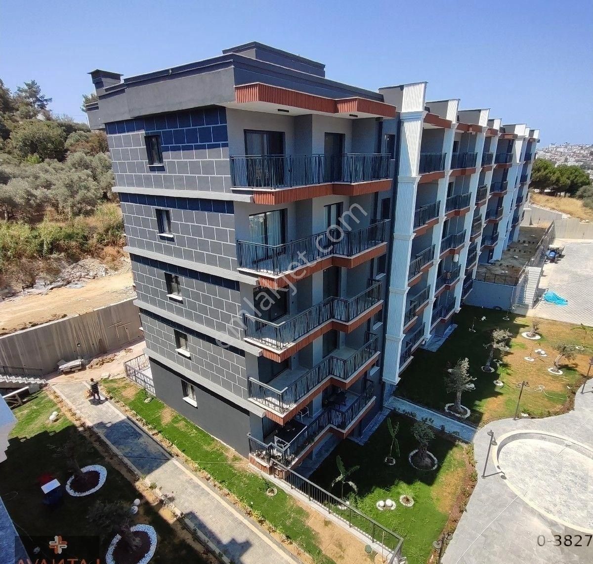 Kuşadası'nda Merkezi Konumda Havuzlu Sitede Sıfır 2+1 Daire - Görsel 10