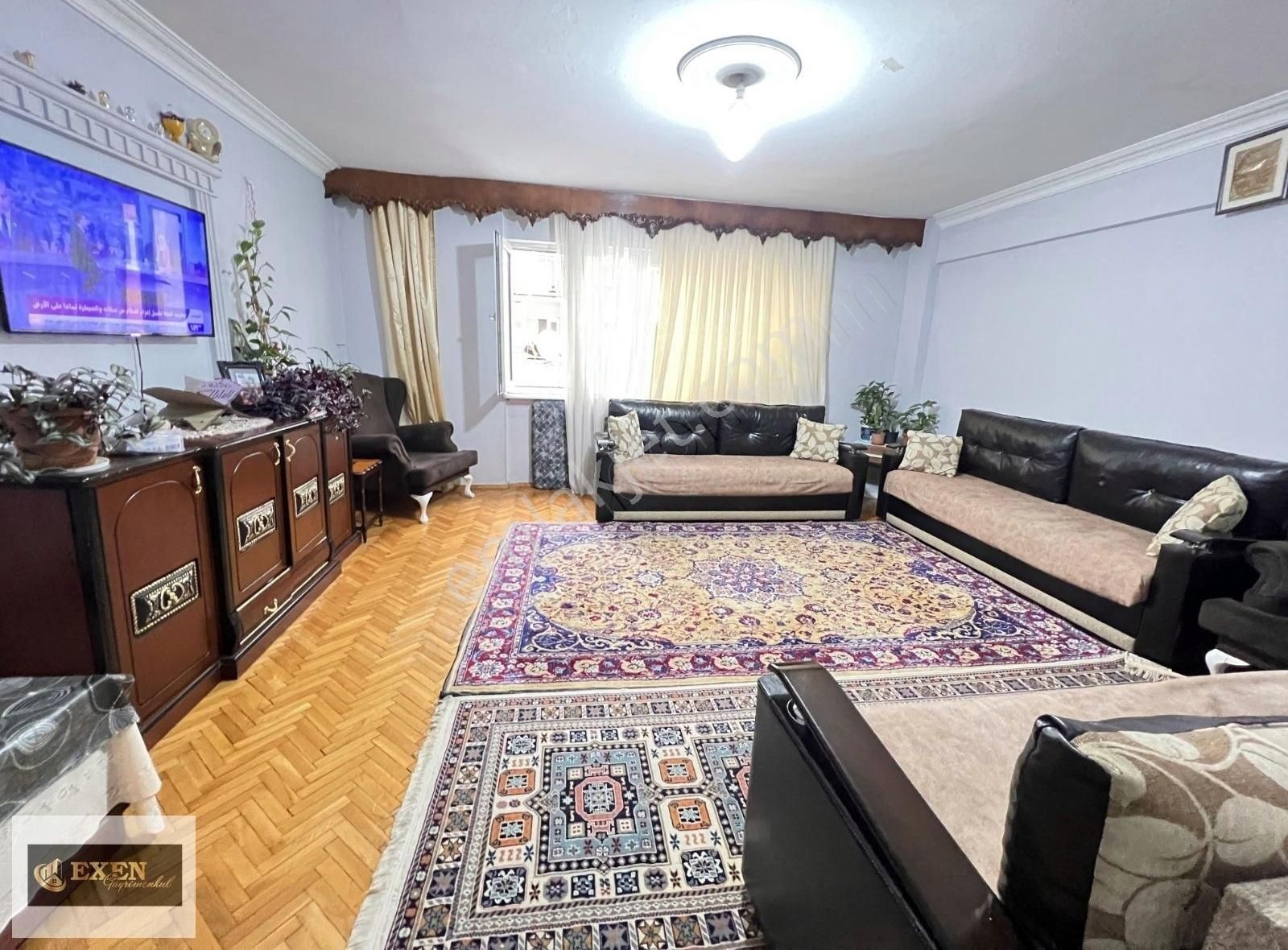 Kent Meydanına Yakın Geniş Sokakta Satılık 2+1 Ara Kat Daire