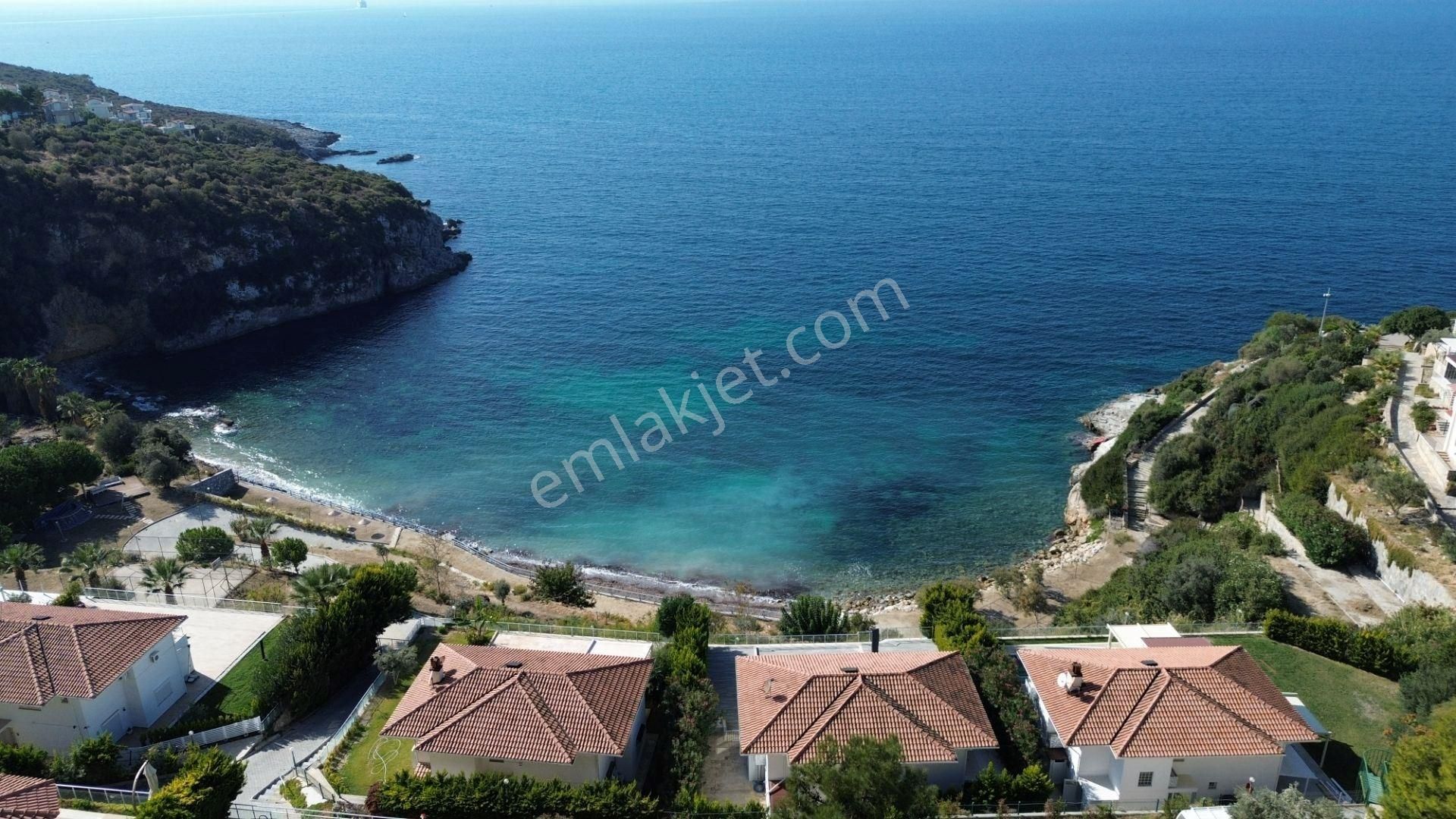 Kuşadasında Özel Koyu Ve Plajı Olan Deniz Manzaralı Satılık Villa