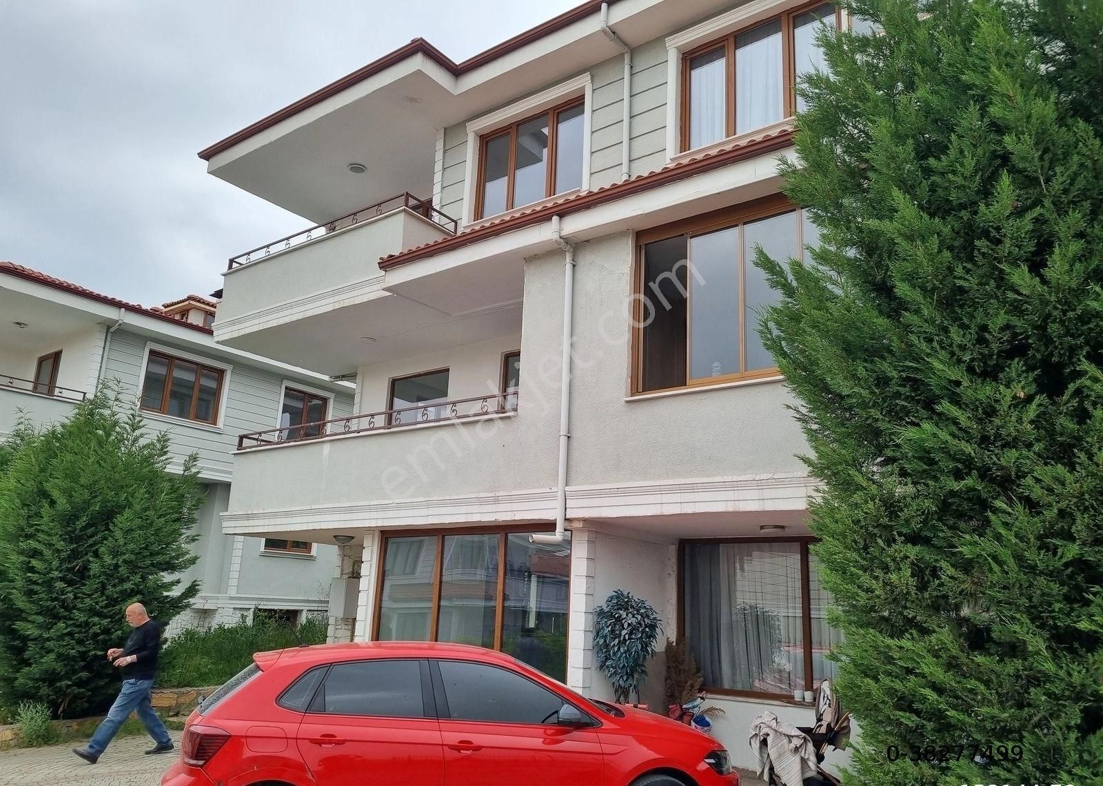 Cadde Emlaktan Merkeze Yakın Kiralık Lüks Villa