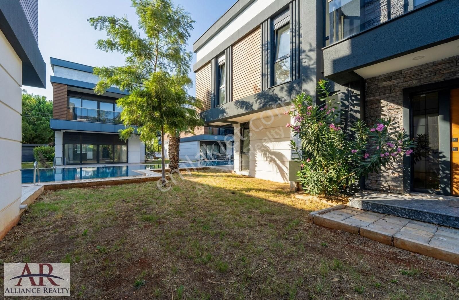 Düzlerçamı Doktorlar Sitesinde Müstakl Bahçeli 4+1 Dubleks Villa - Görsel 8