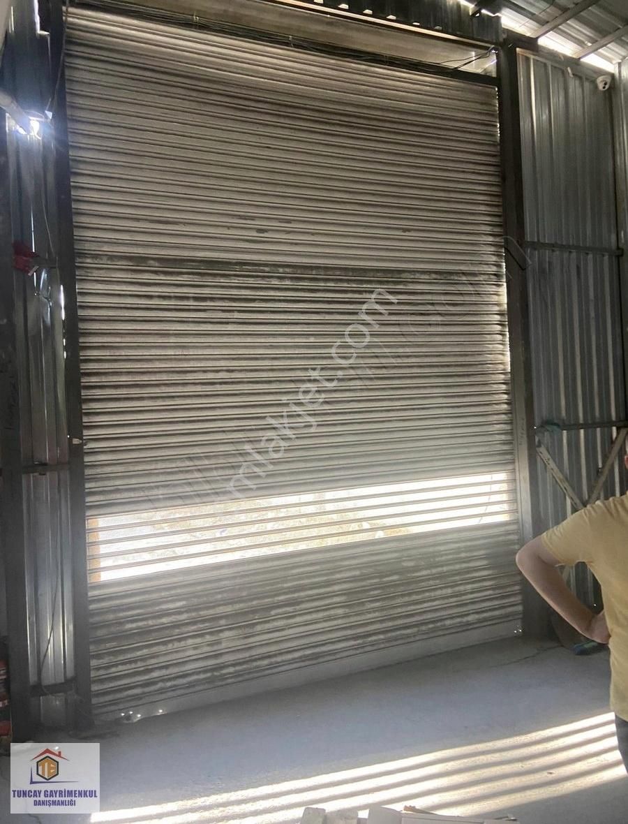 Yenibosna"da Düz Ayak Ofisli 1700 M2 Tır Yanaşır Kiralık Depo