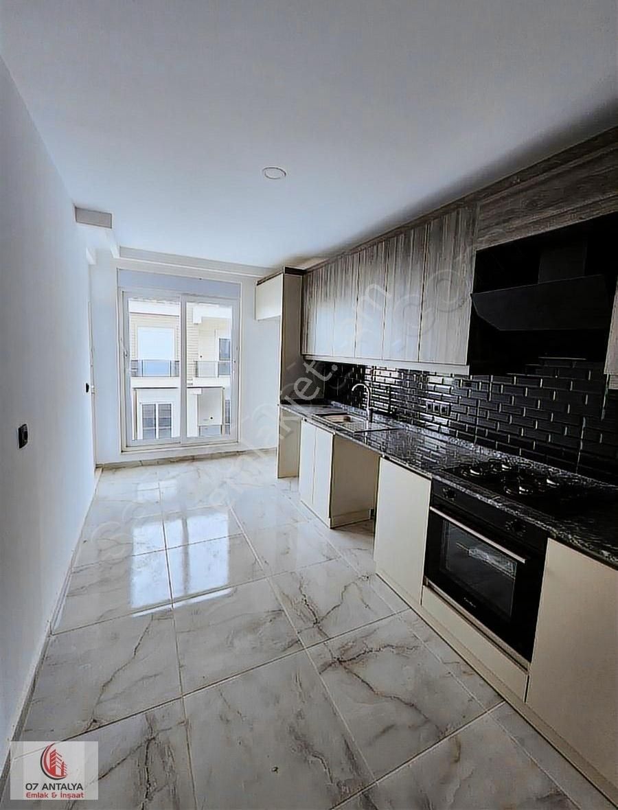 Tramvaya Yakın Havuzlu Sitede Sıfır 2+1 Ayrı Mutfak