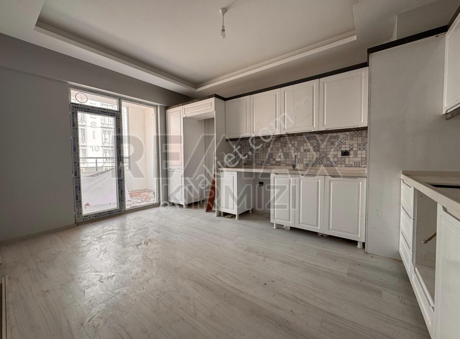 Re/max Kırmızı'dan Erzurum Hilalkent 'te Satılık 3+1 Daire