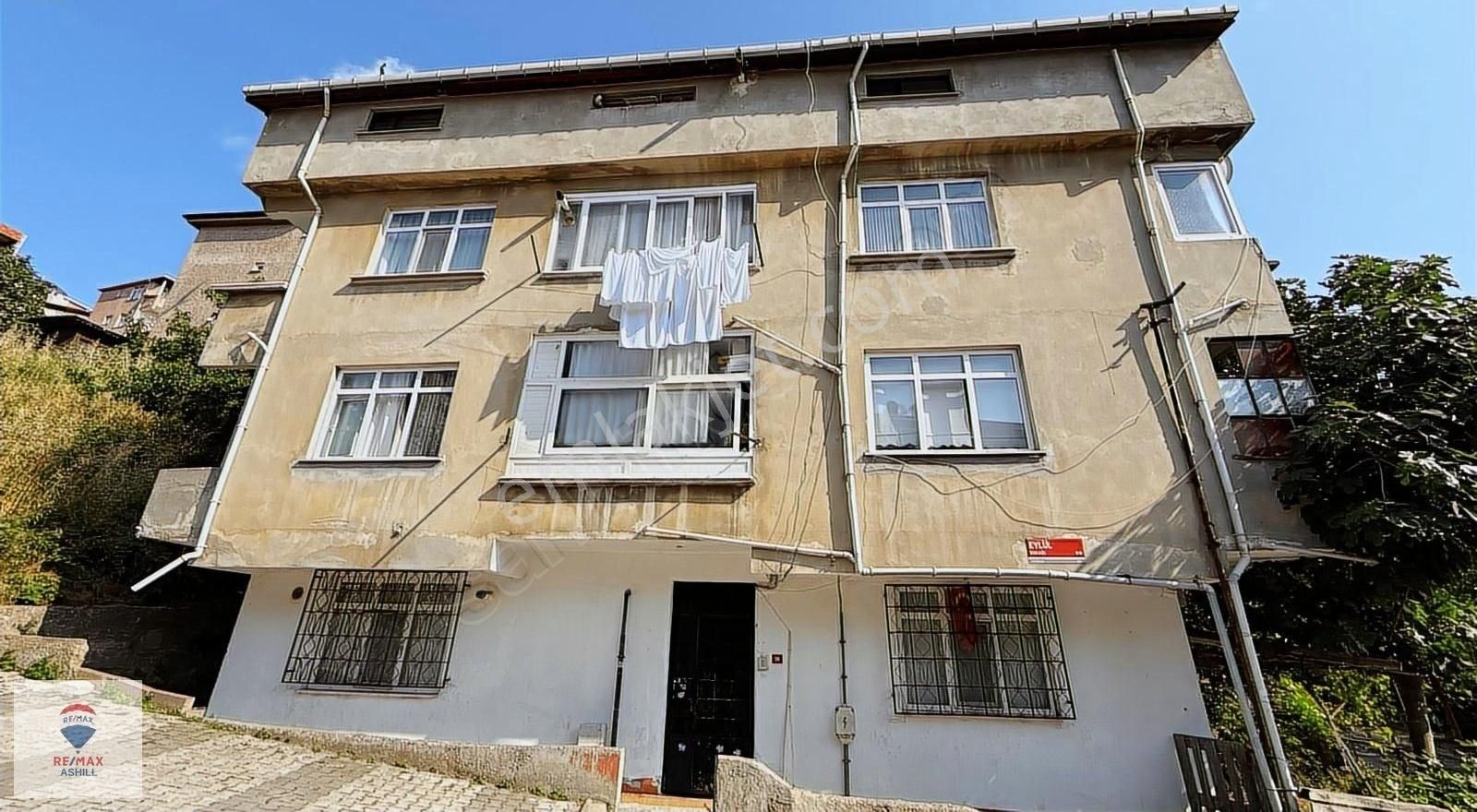 Ashill'den Küplüce'de Boğaz Manzaralı Çatı Katı Kiralık Daire