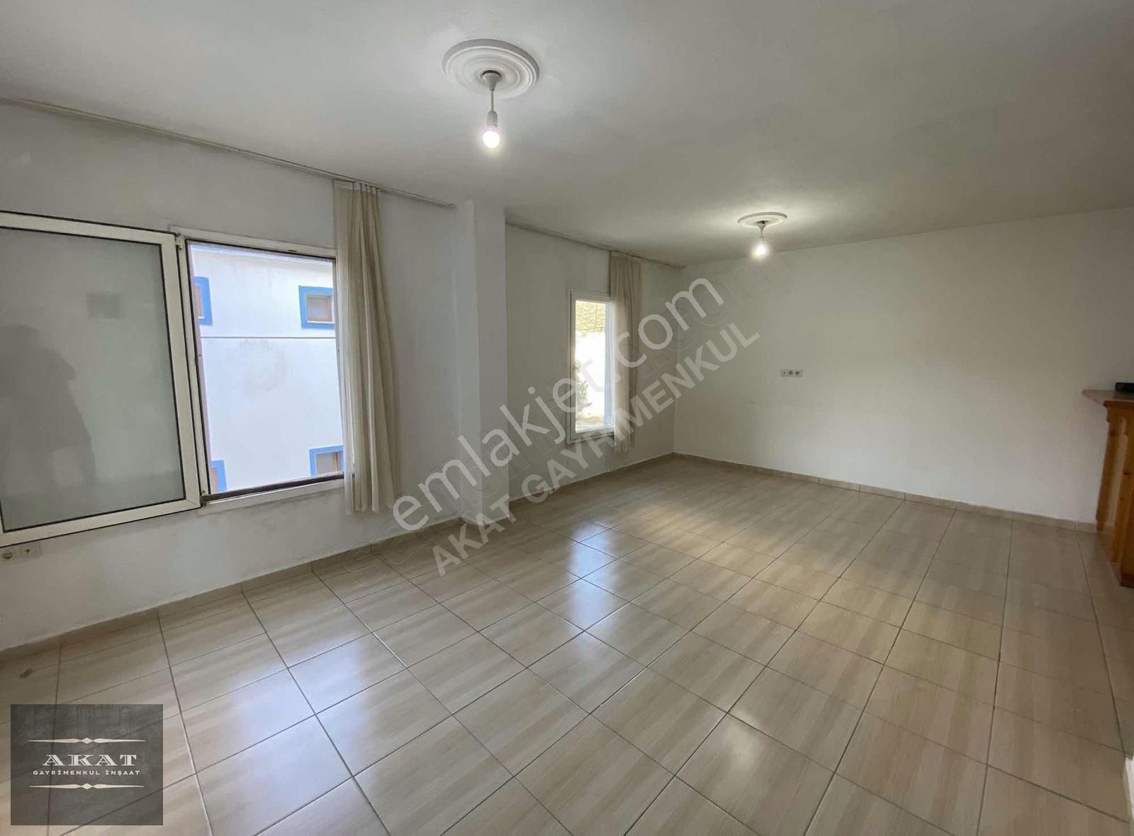 Yakaköy'de Aylık Ödemeli Kiralık Üst Kat 2+1 Daire