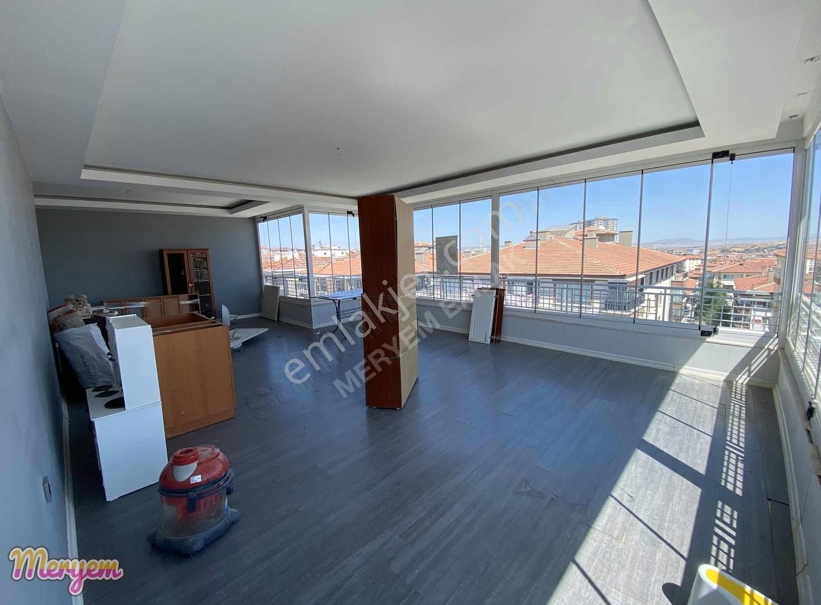 Karapürçekte Cadde Yakını Yapılı 5+2 Kiralık Dubleks