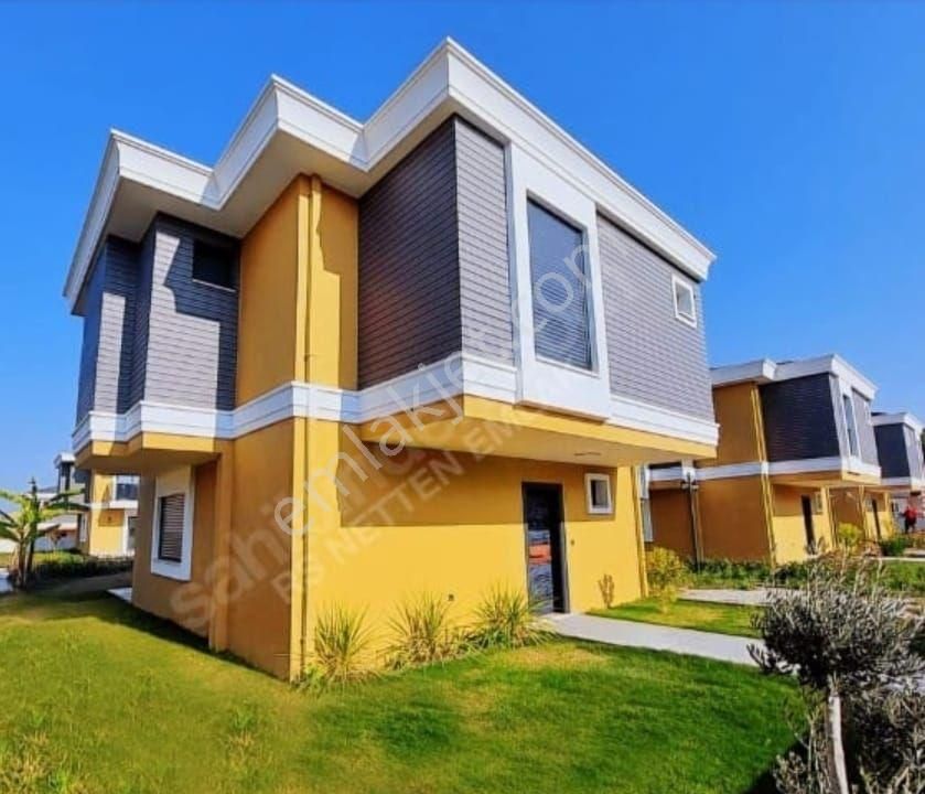 Kuşadası'nda Havuzlu Sitede 3+1 Villa