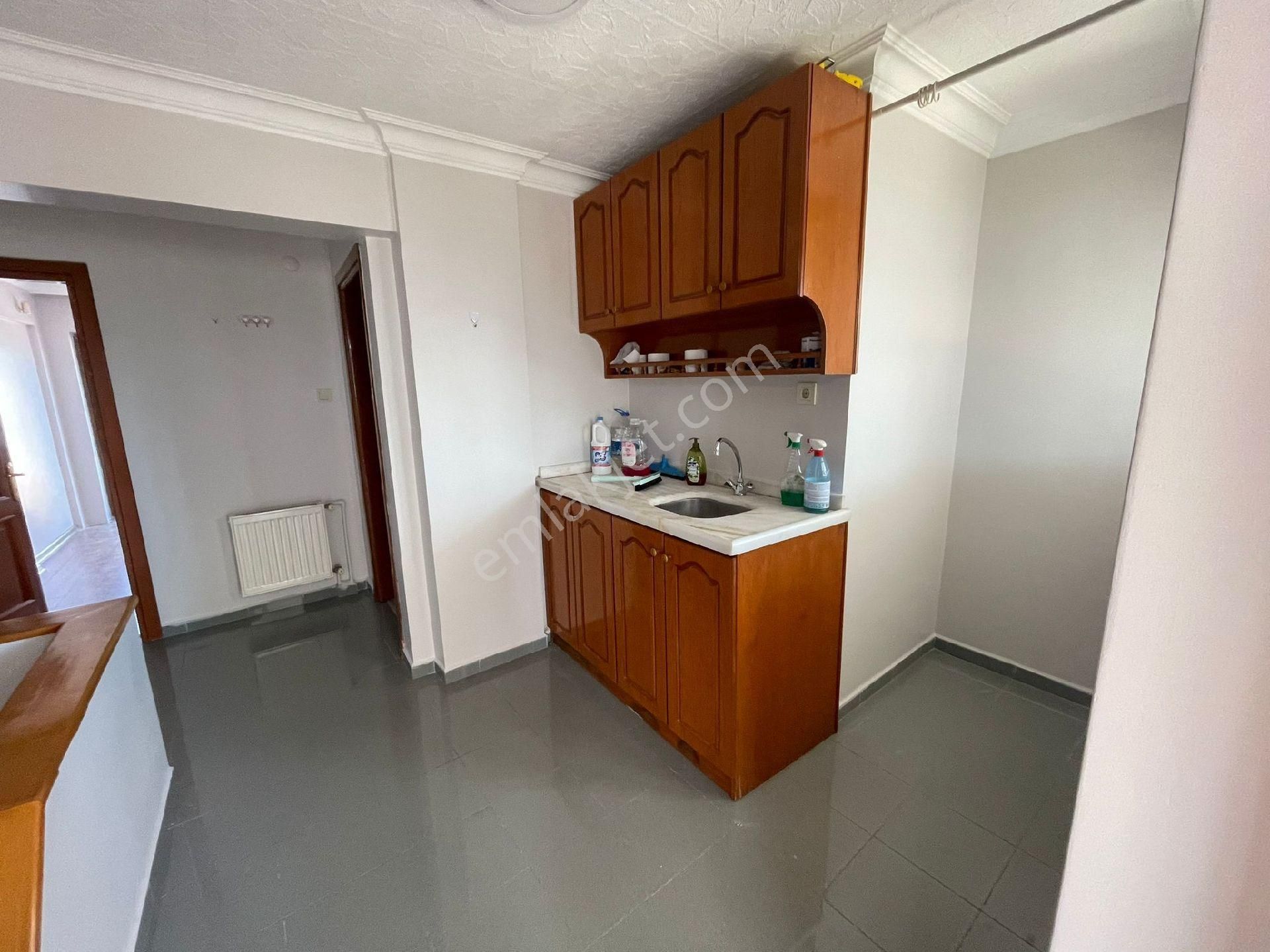 Üsküdar Murat Reis Mahallesi Geniş Kullanıma Sahip Kiralık Dubleks Daire Geniş Teras Ulaşım Anlamınd